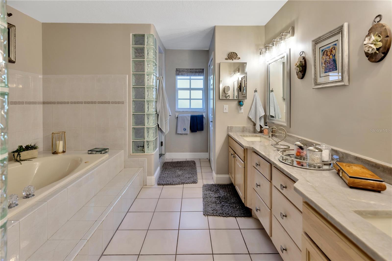 Image 17 of 75 For 7201 Hodgewood Ct Court