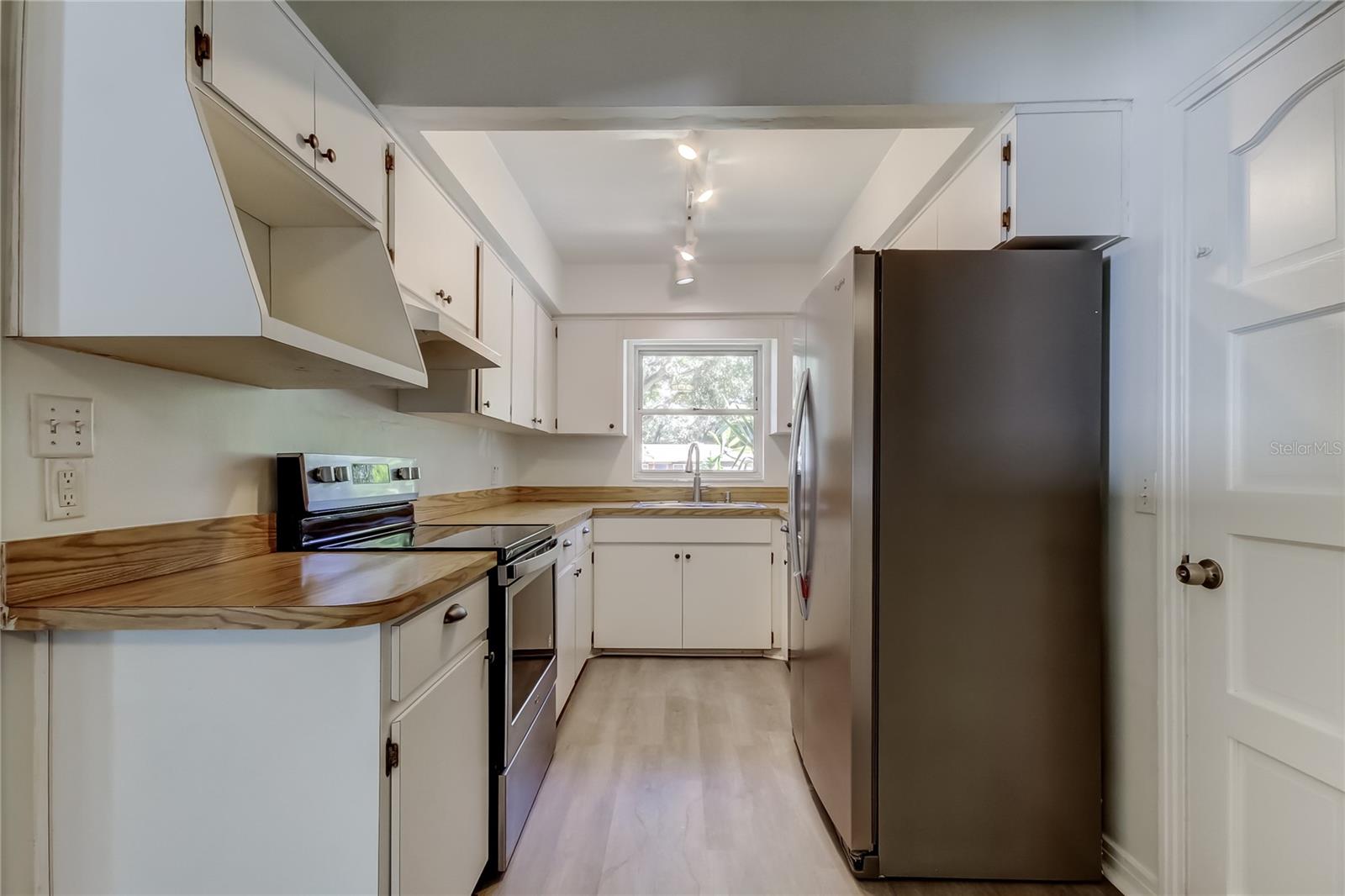 Image 12 of 39 For 10 Orion Avenue