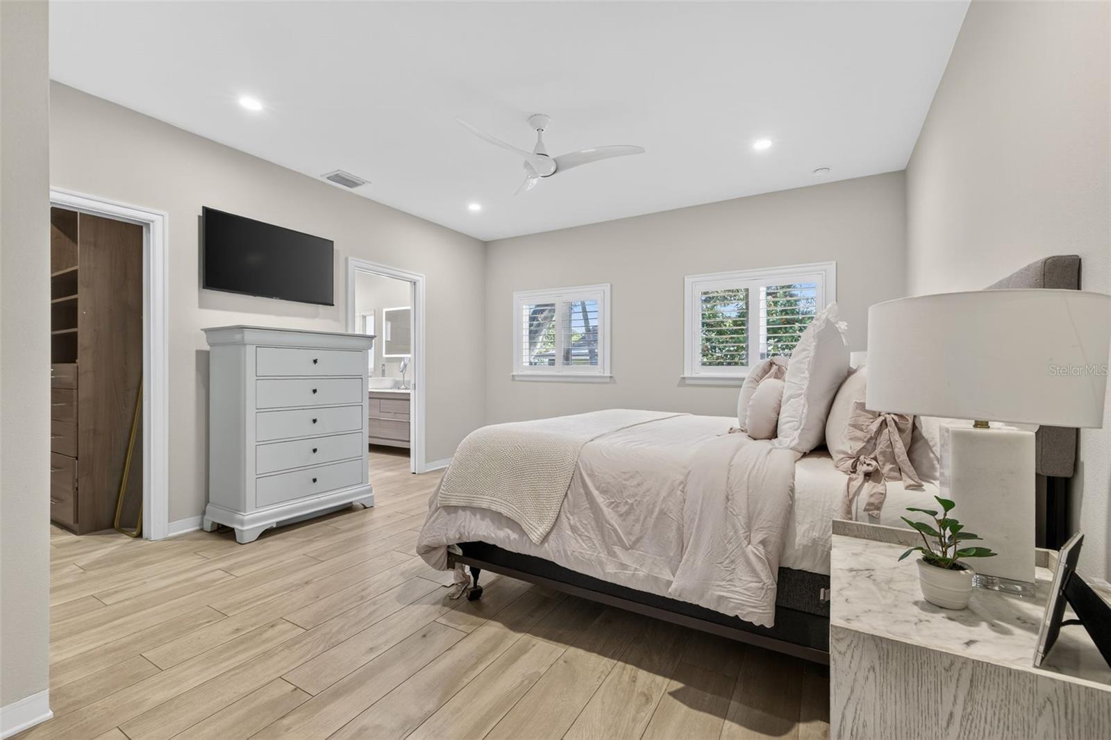 Image 24 of 51 For 615 15th Avenue Ne