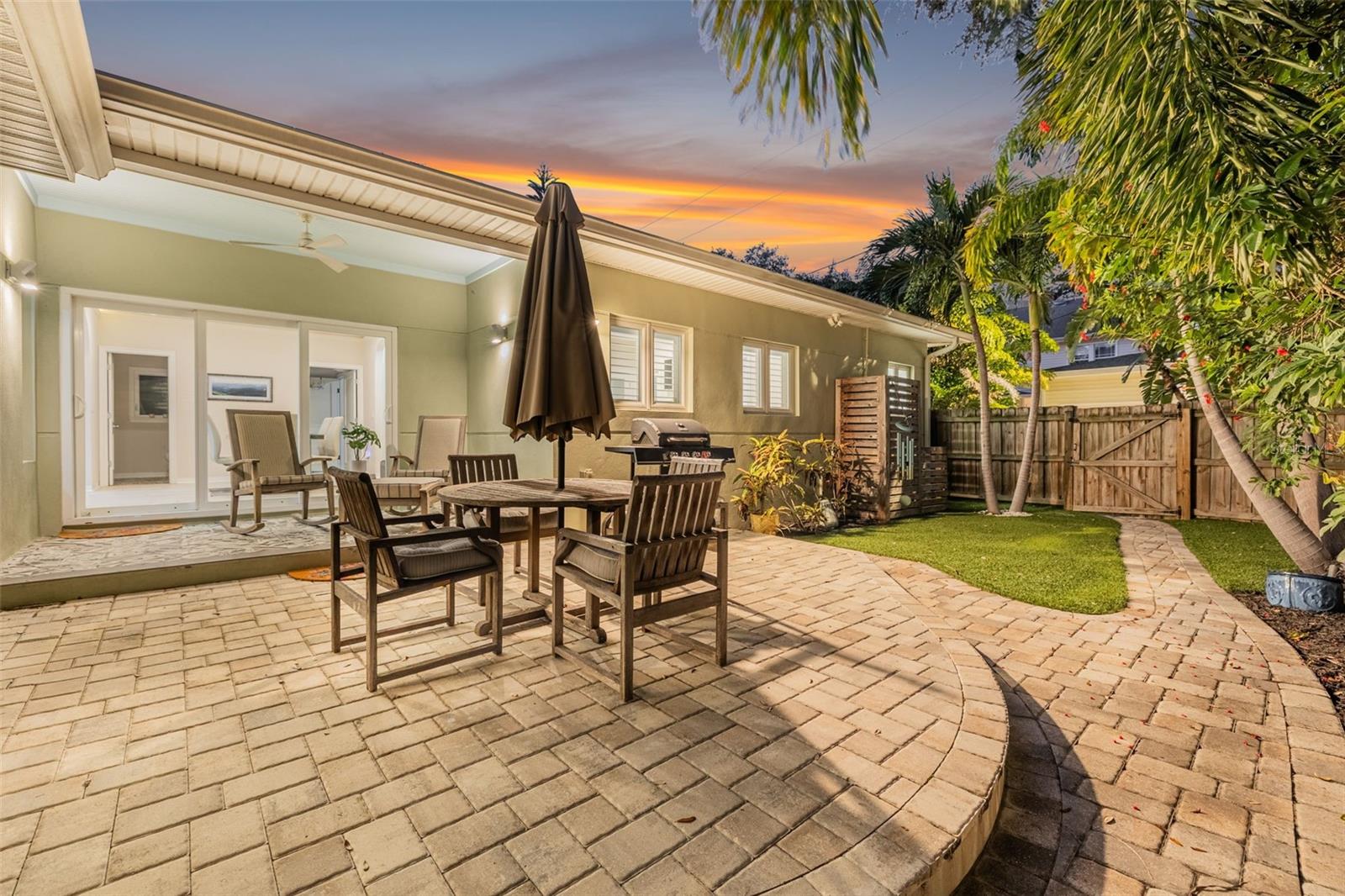 Image 5 of 51 For 615 15th Avenue Ne