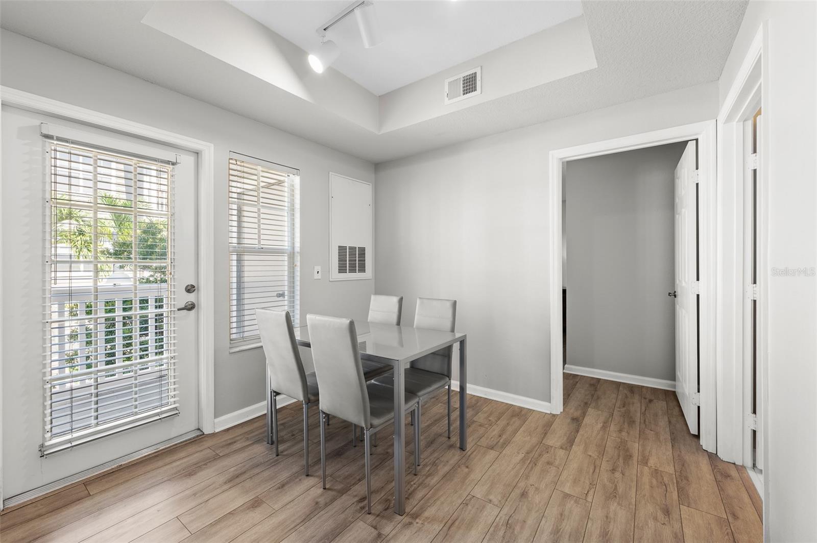 Image 6 of 25 For 800 Dakota Avenue 330