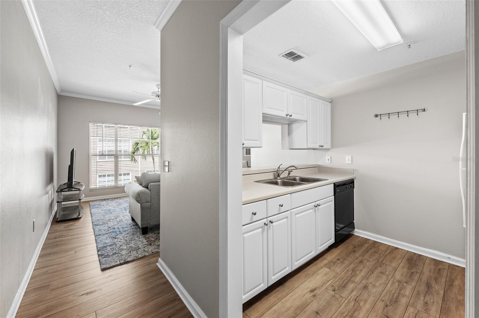 Image 8 of 25 For 800 Dakota Avenue 330