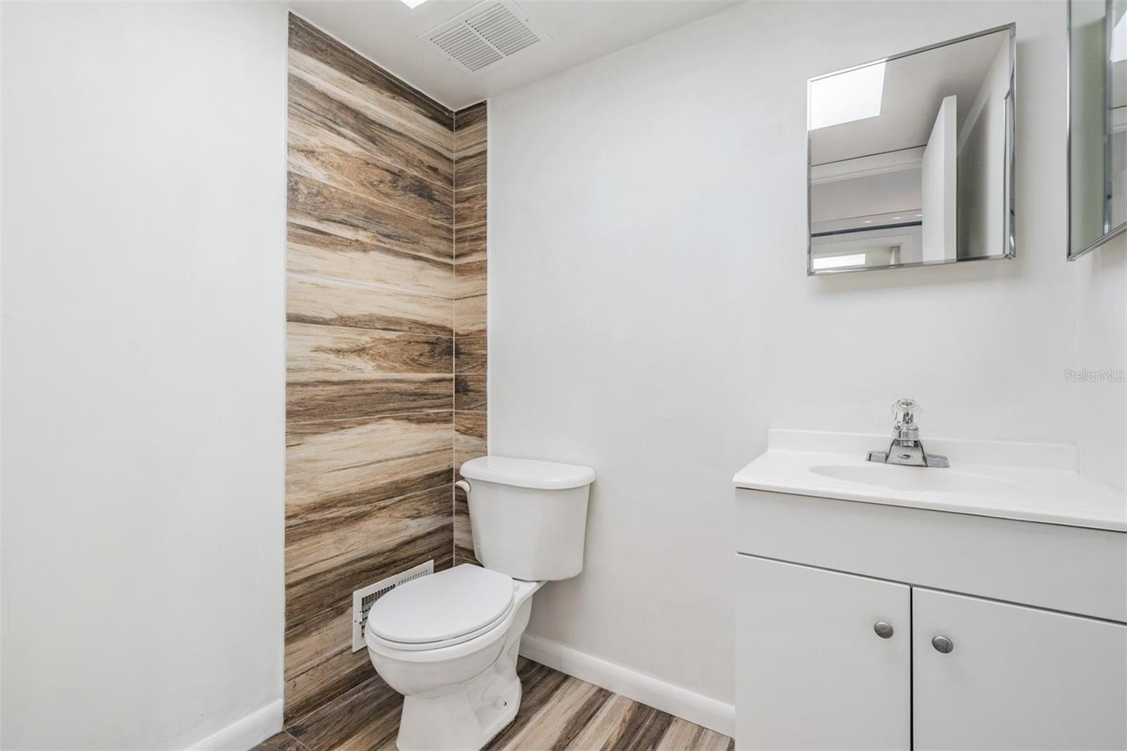 Image 18 of 37 For 2292 Oak Neck Road A