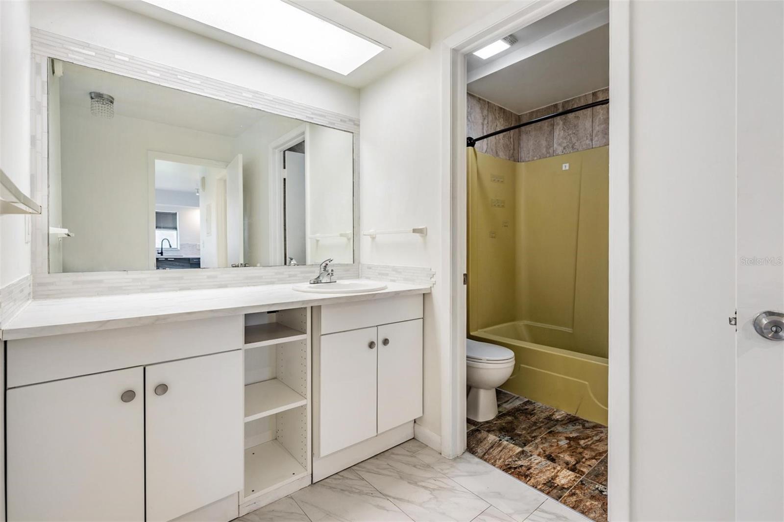 Image 23 of 37 For 2292 Oak Neck Road A