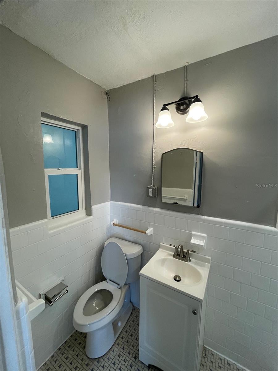 Image 7 of 10 For 707 Rosery Road Nw 3