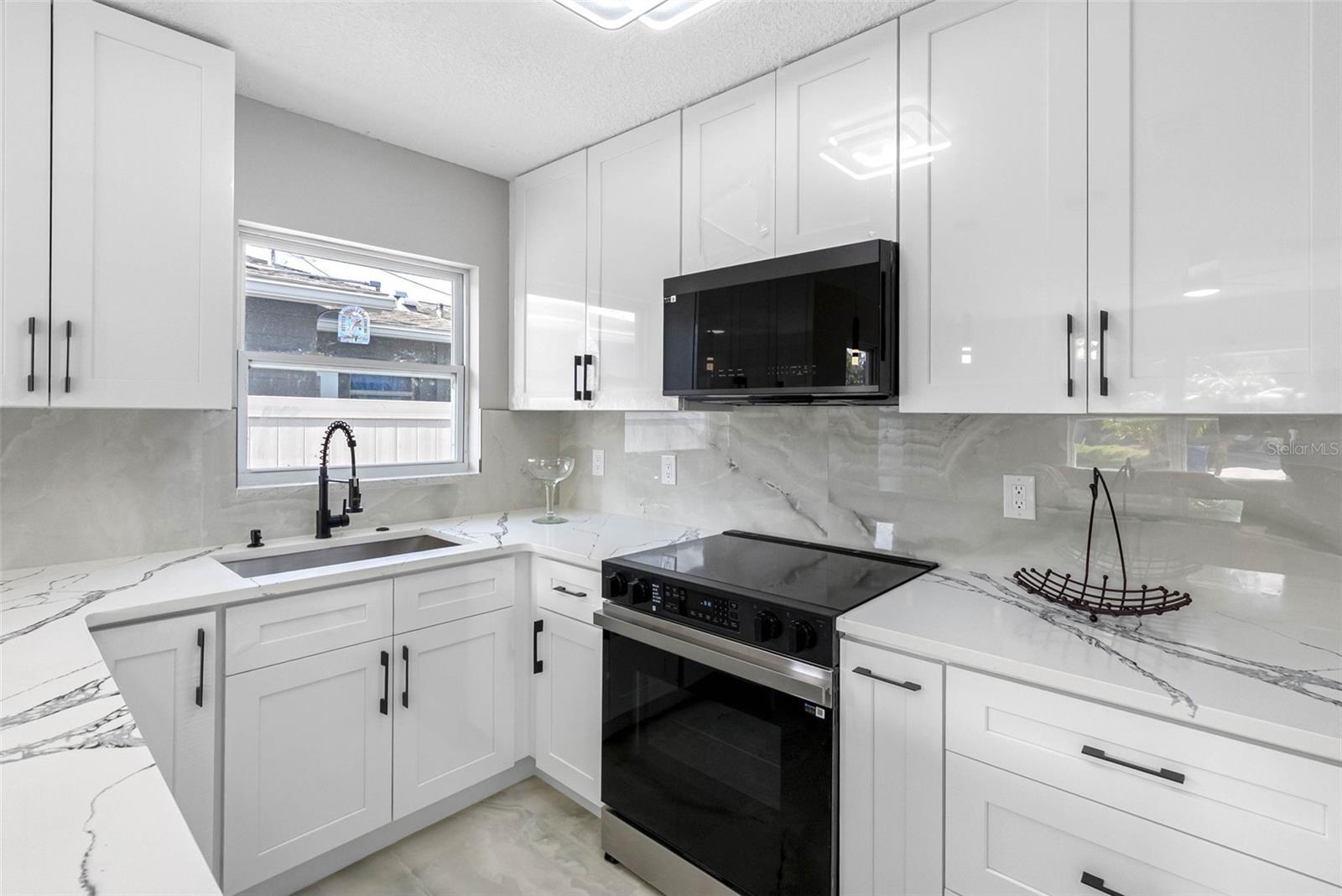 Image 16 of 50 For 1861 Shore Acres Boulevard Ne