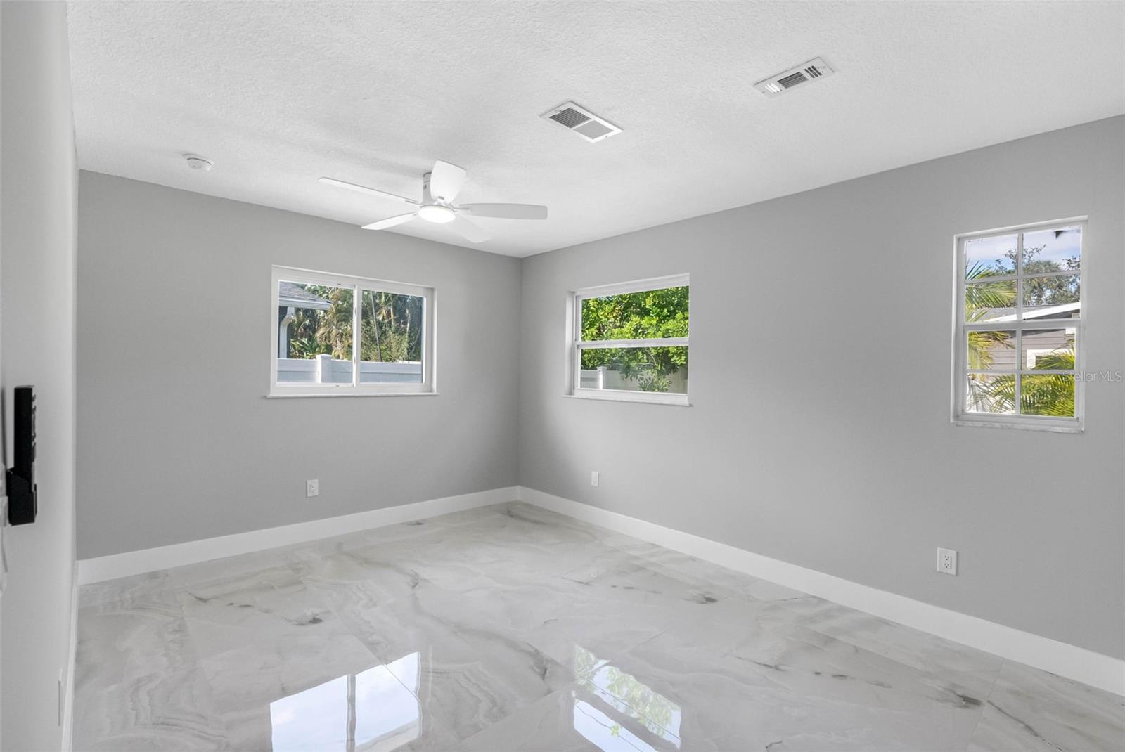 Image 27 of 50 For 1861 Shore Acres Boulevard Ne