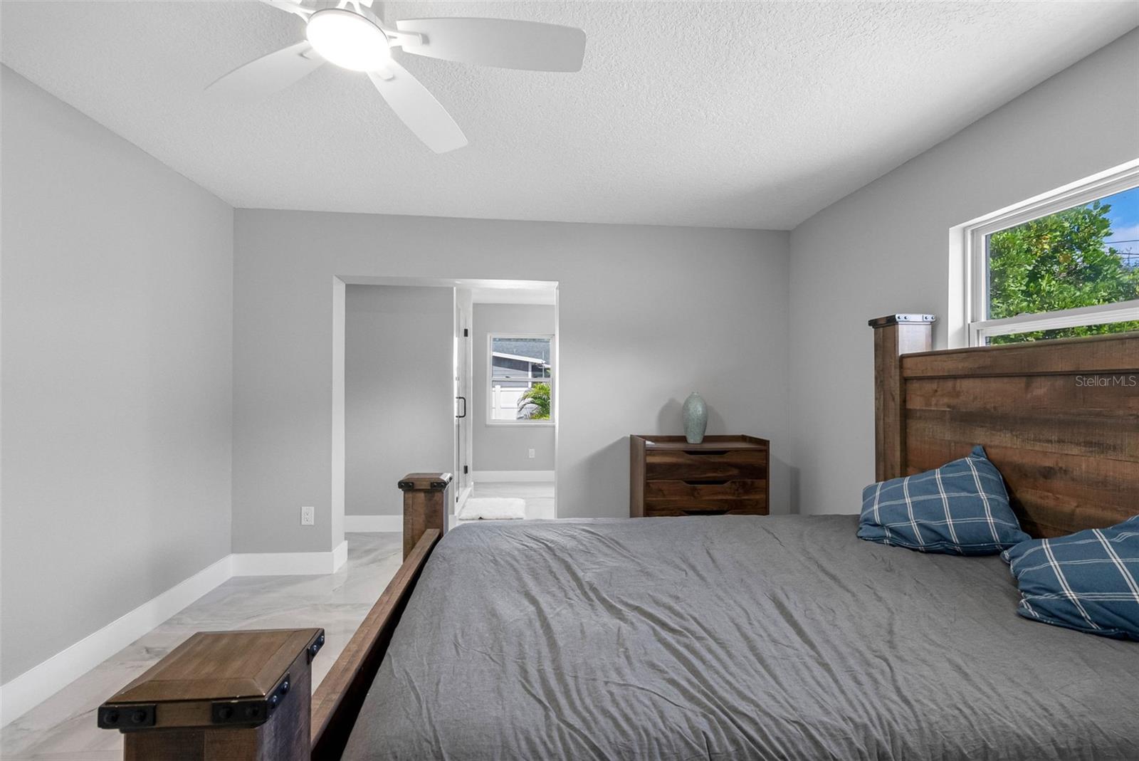 Image 33 of 50 For 1861 Shore Acres Boulevard Ne