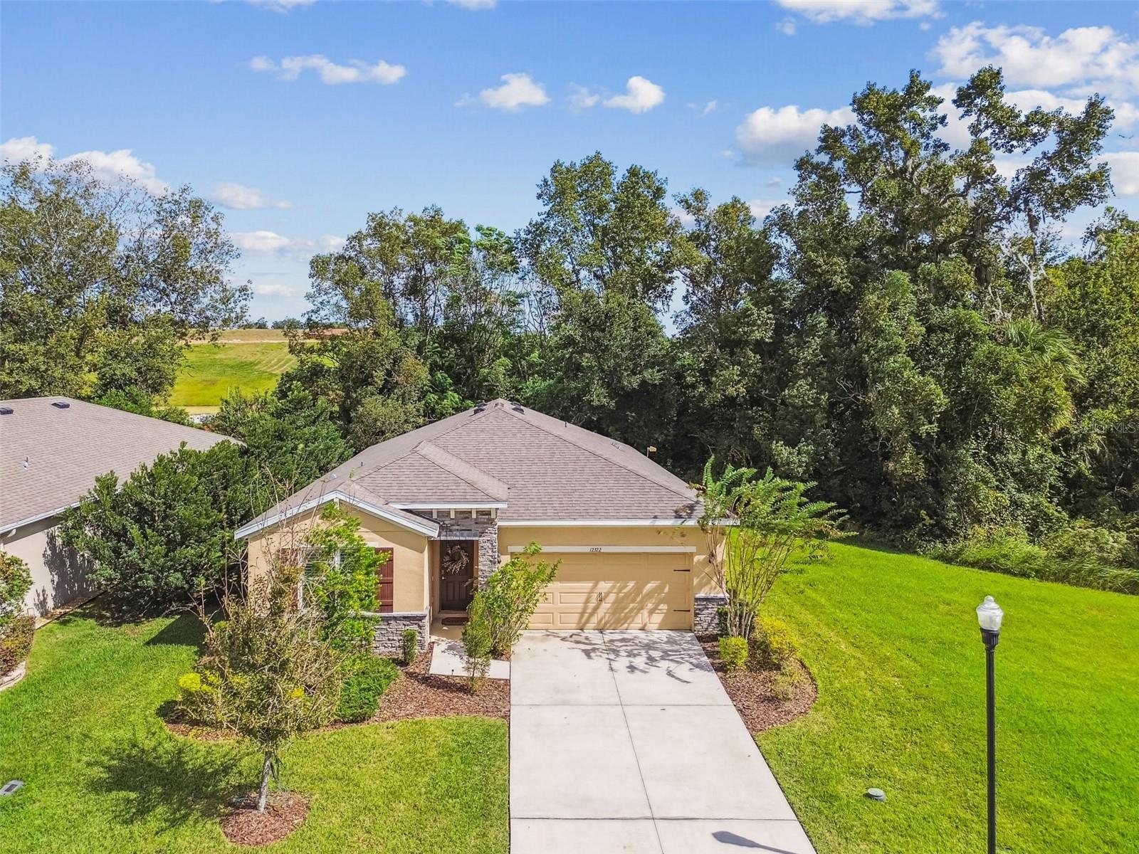 Listing photo id 9 for 12322 Eastpointe Drive