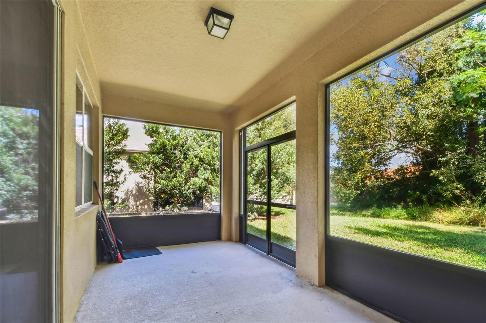 Listing photo id 27 for 12322 Eastpointe Drive