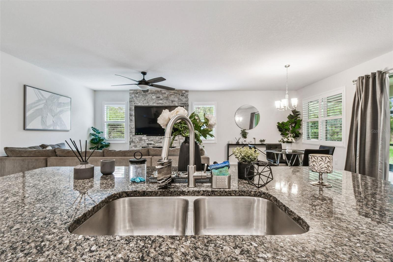 Listing photo id 41 for 12322 Eastpointe Drive