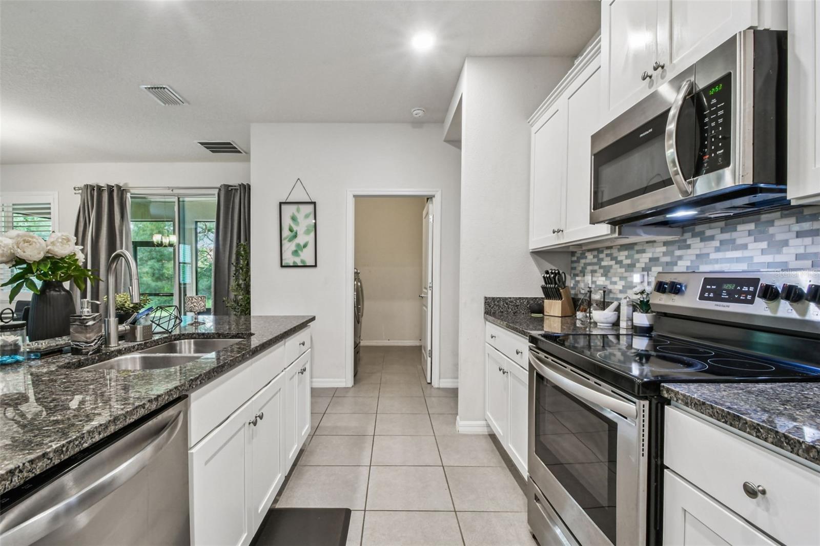 Listing photo id 42 for 12322 Eastpointe Drive