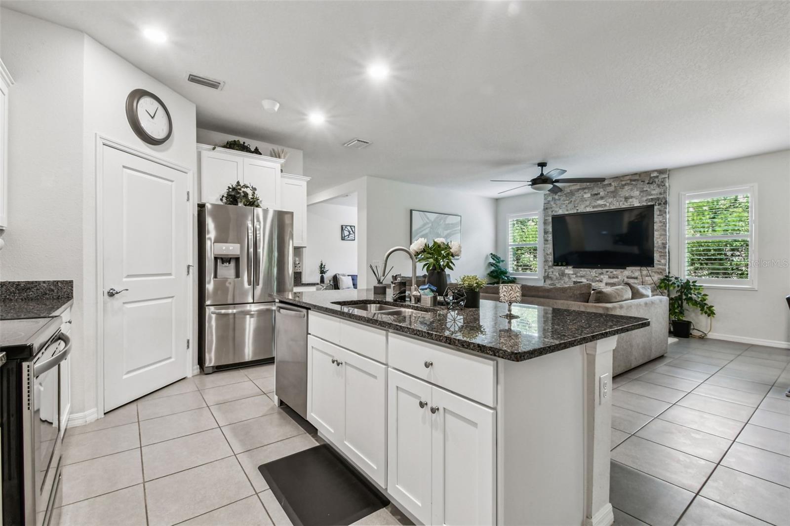 Listing photo id 44 for 12322 Eastpointe Drive