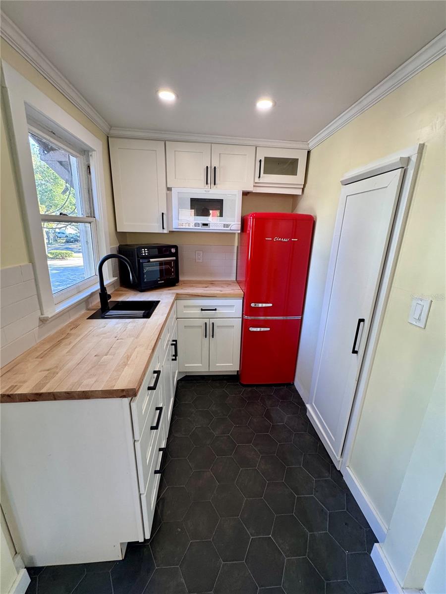 Image 2 of 6 For 622 Earle Avenue N