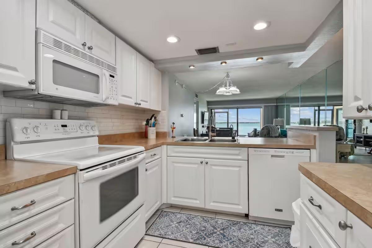 Image 17 of 25 For 6177 Sun Boulevard 109