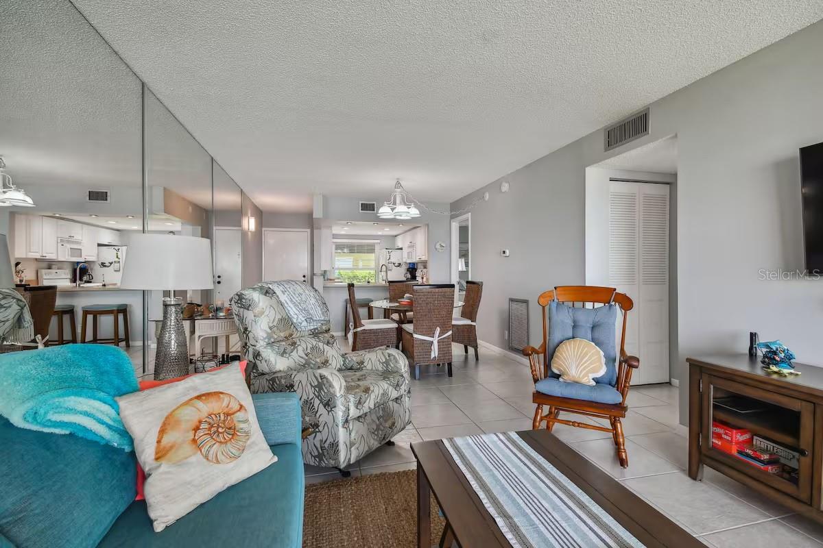 Image 9 of 25 For 6177 Sun Boulevard 109