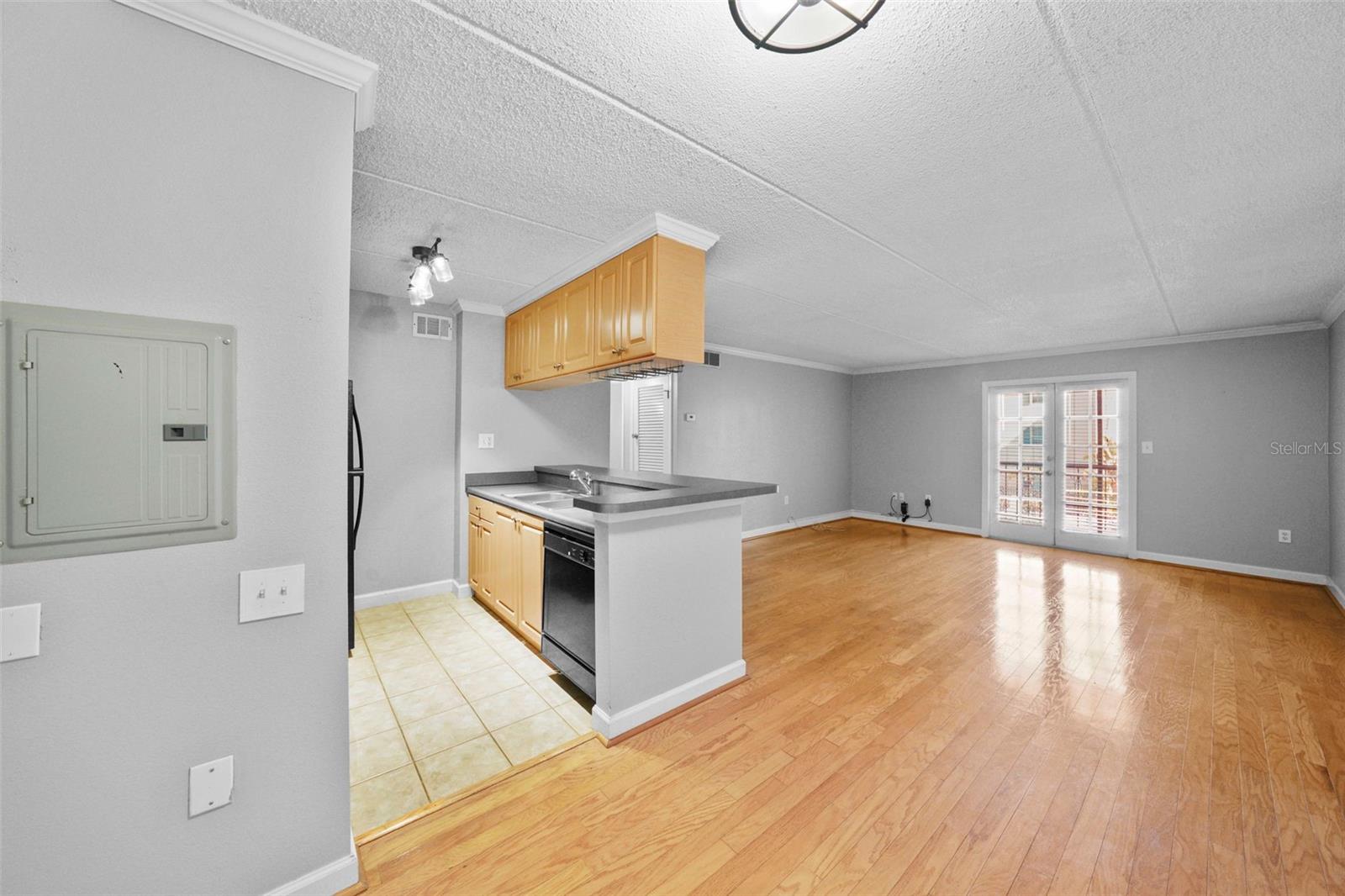 Image 12 of 55 For 108 Alameda Court 236