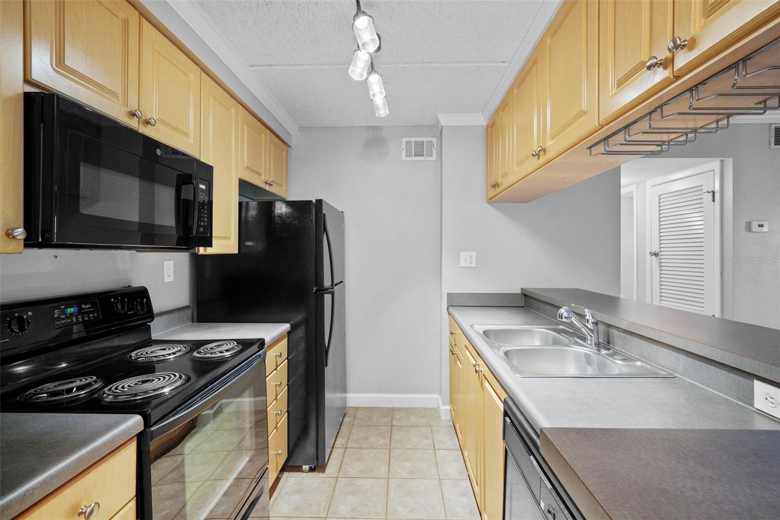 Image 16 of 55 For 108 Alameda Court 236