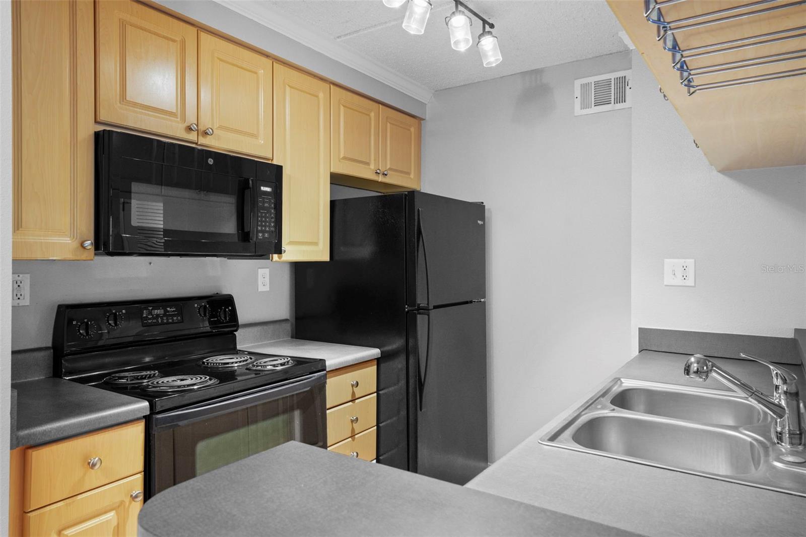 Image 17 of 55 For 108 Alameda Court 236