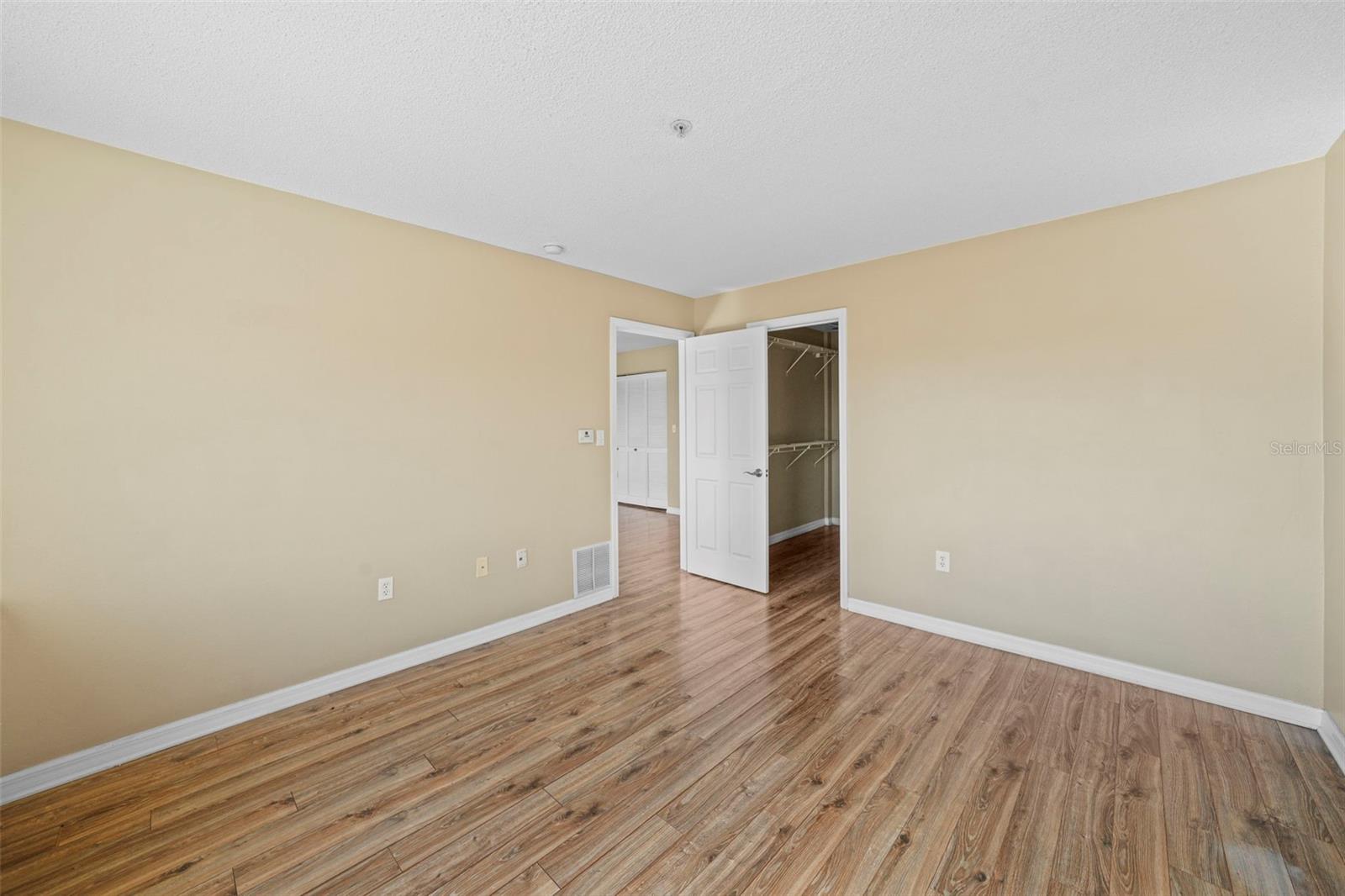 Image 15 of 37 For 406 Cedar Avenue 408