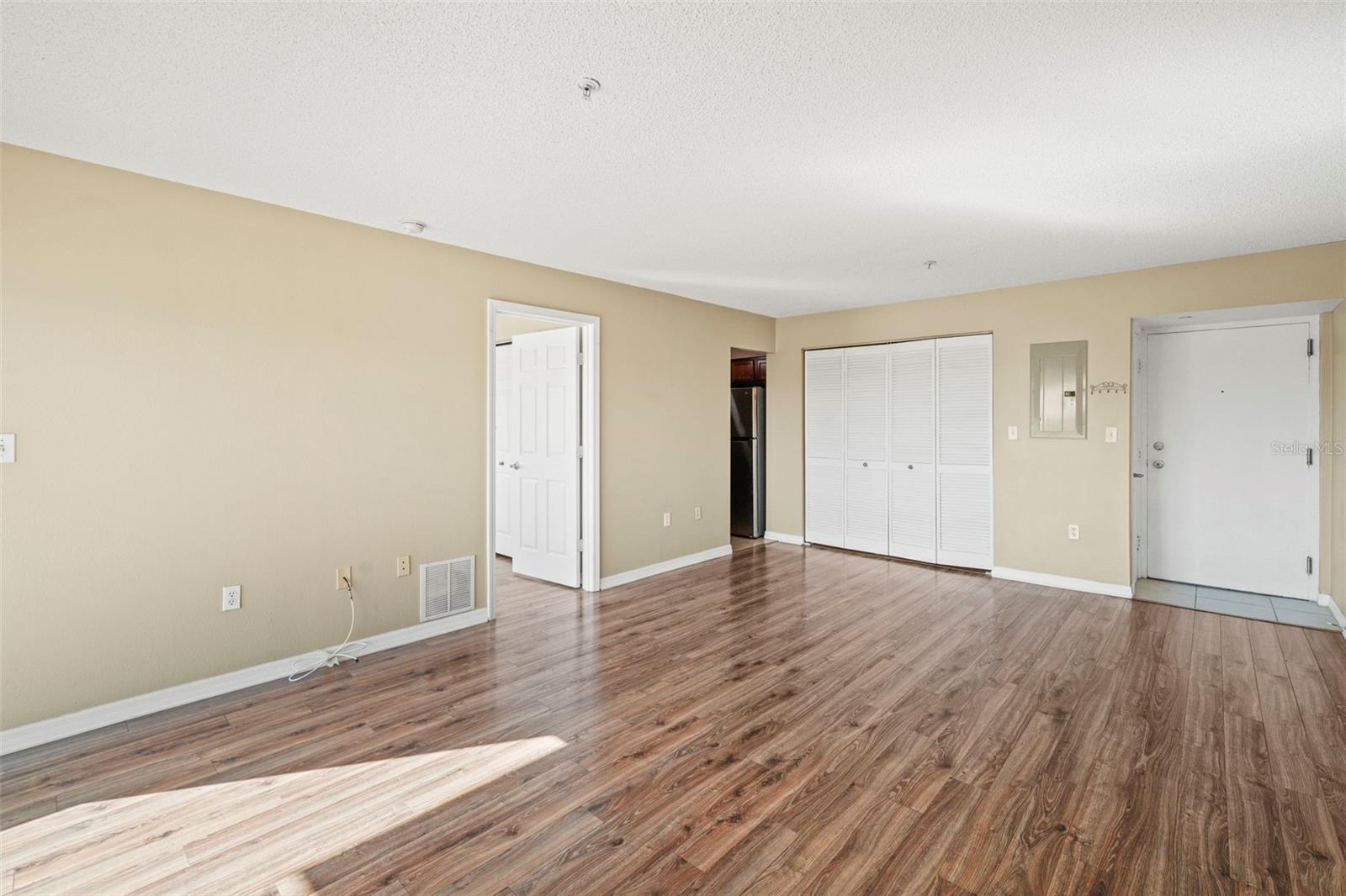 Image 16 of 37 For 406 Cedar Avenue 408