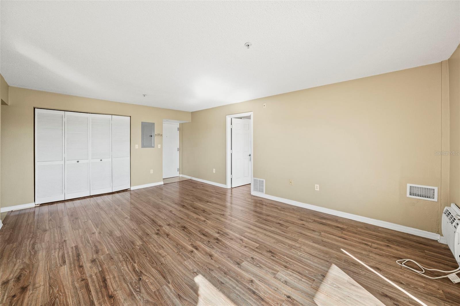 Image 17 of 37 For 406 Cedar Avenue 408