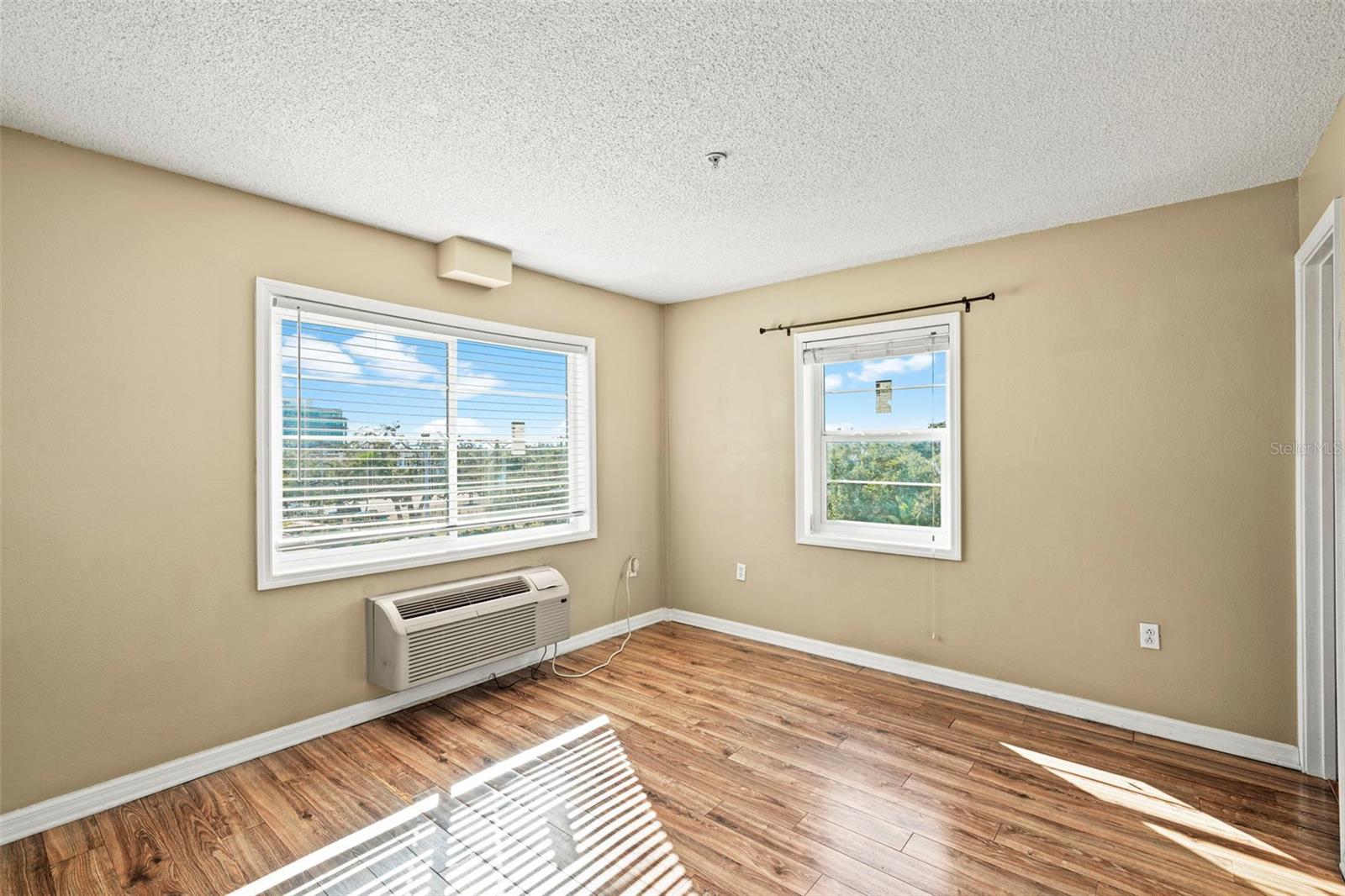 Image 31 of 37 For 406 Cedar Avenue 408