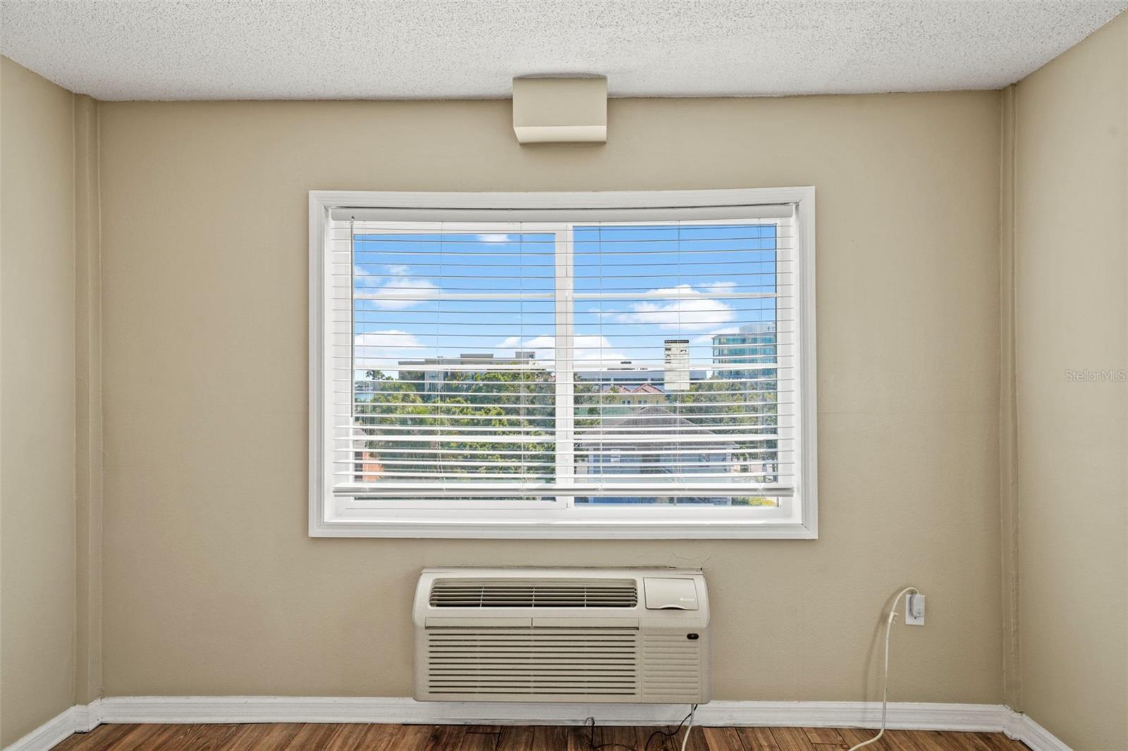 Image 32 of 37 For 406 Cedar Avenue 408