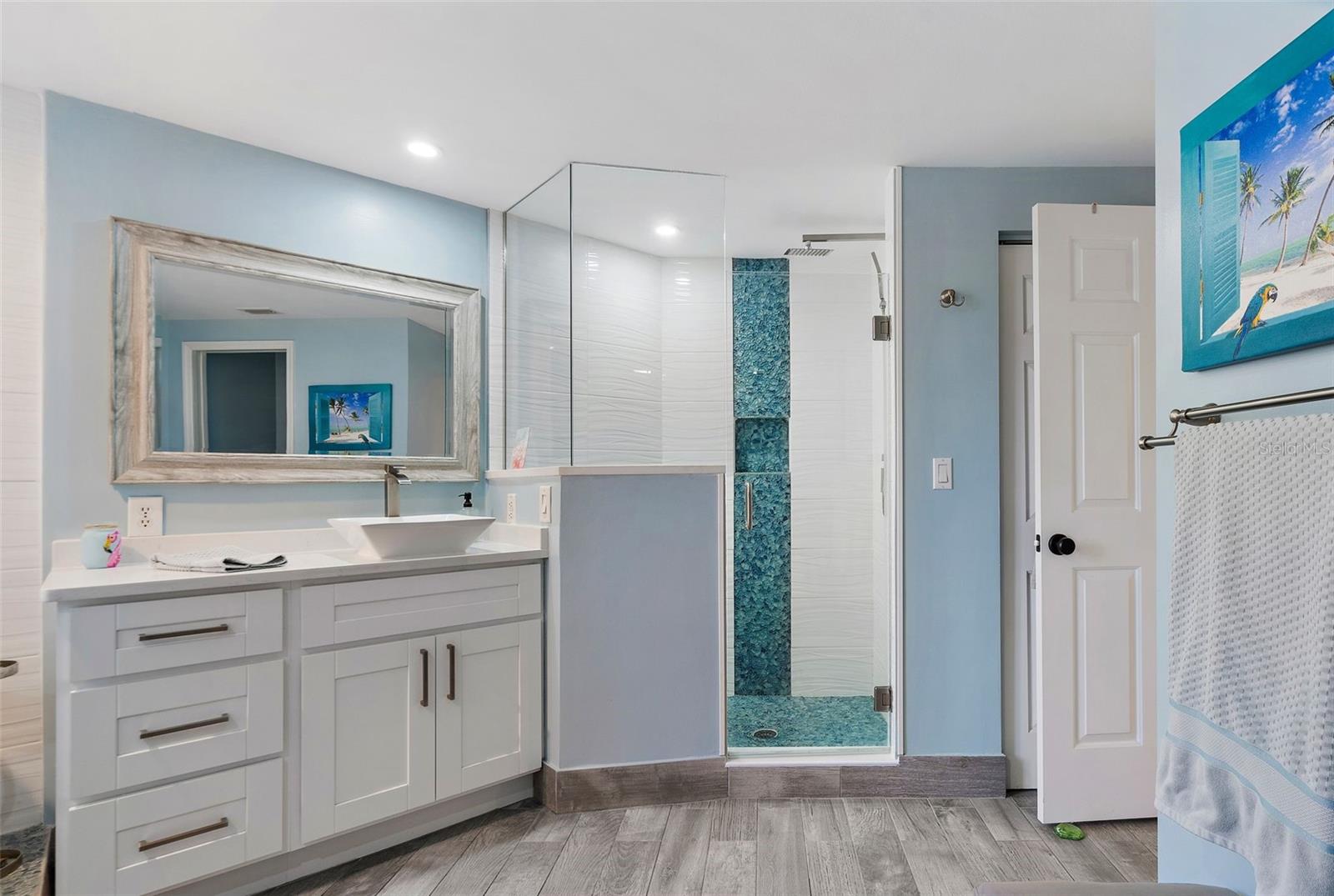 Image 17 of 50 For 670 Island Way 500