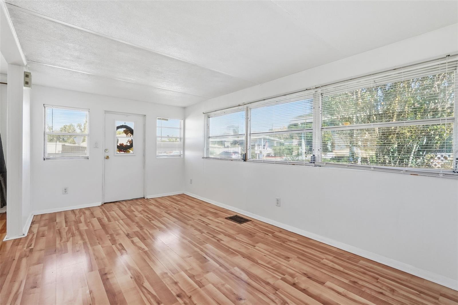 Image 5 of 27 For 37828 Newal Avenue