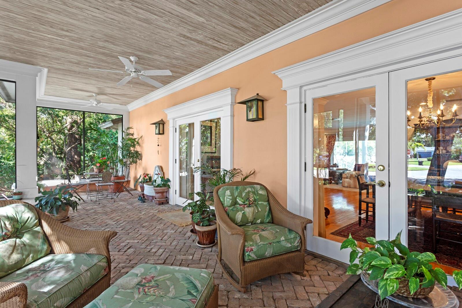 Listing photo id 8 for 1501 75th Circle Ne