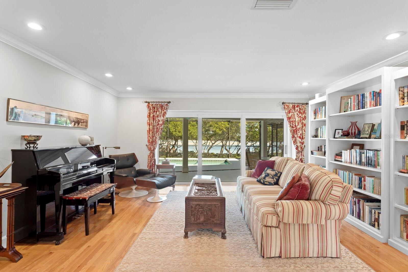 Listing photo id 10 for 1501 75th Circle Ne