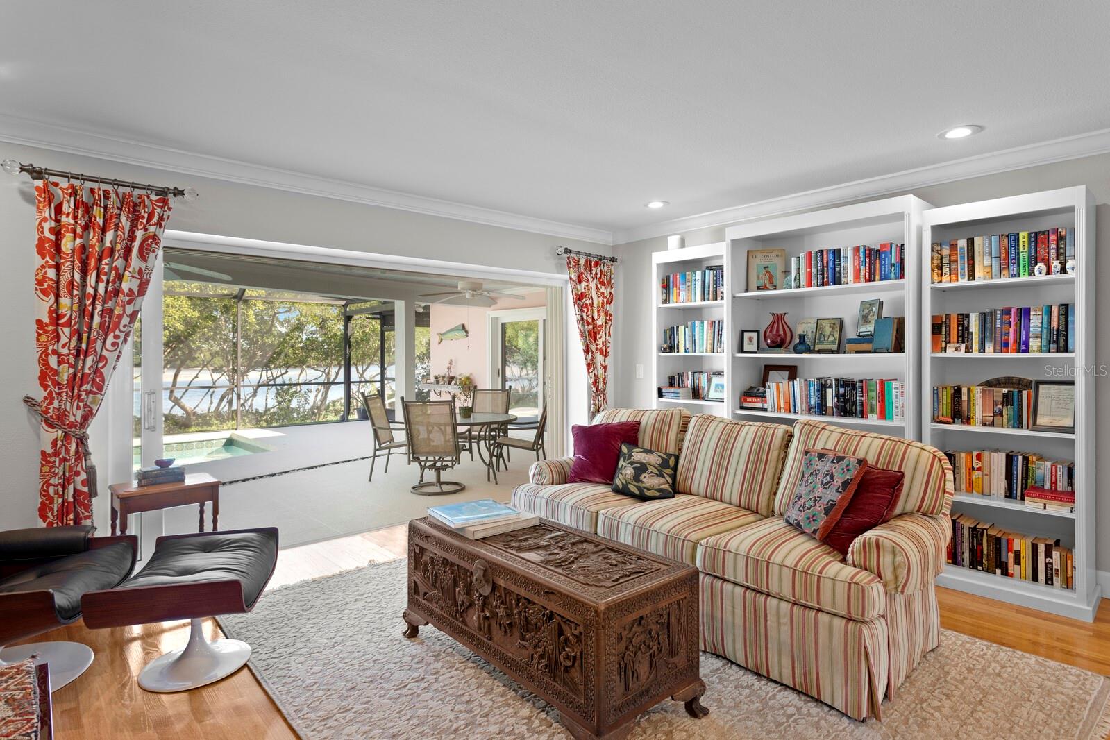 Listing photo id 12 for 1501 75th Circle Ne