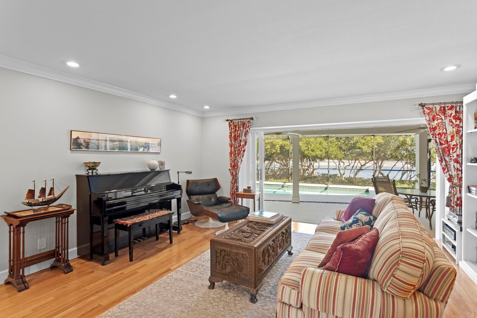 Listing photo id 13 for 1501 75th Circle Ne