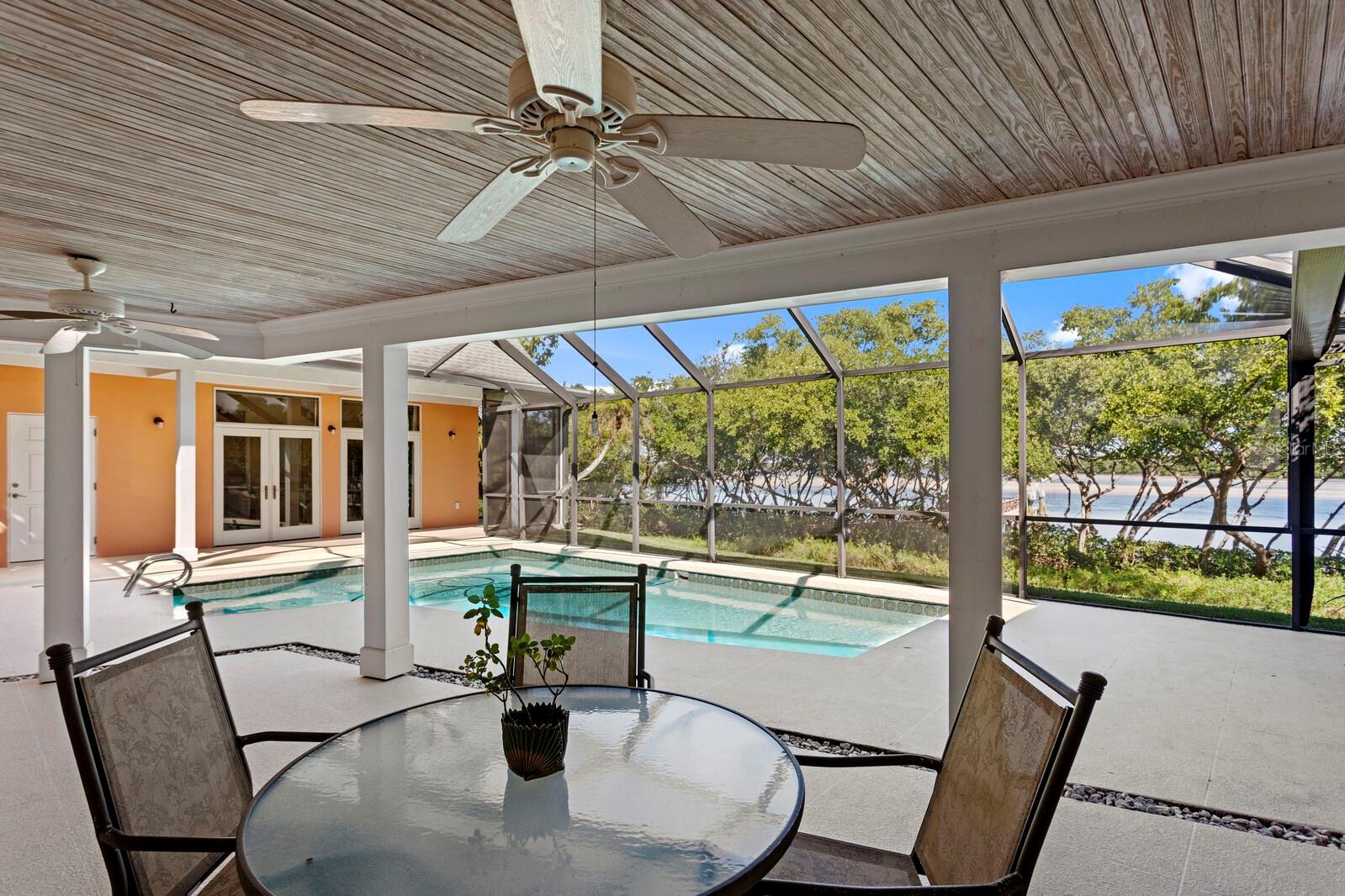 Listing photo id 14 for 1501 75th Circle Ne