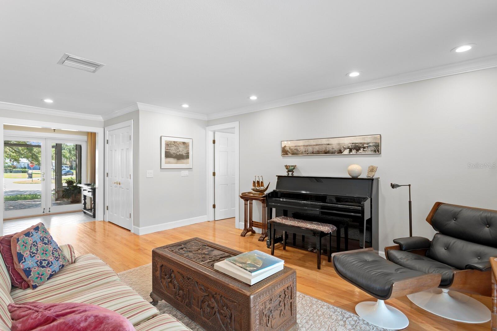 Listing photo id 16 for 1501 75th Circle Ne