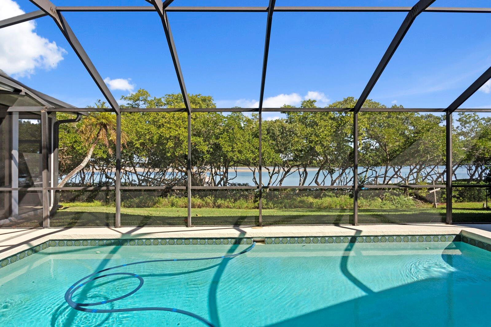 Listing photo id 1 for 1501 75th Circle Ne