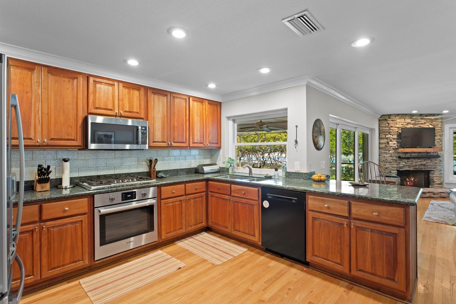 Listing photo id 29 for 1501 75th Circle Ne