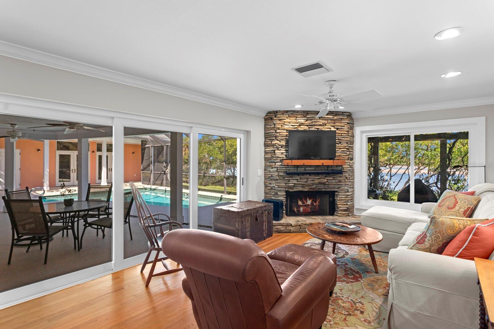 Listing photo id 33 for 1501 75th Circle Ne