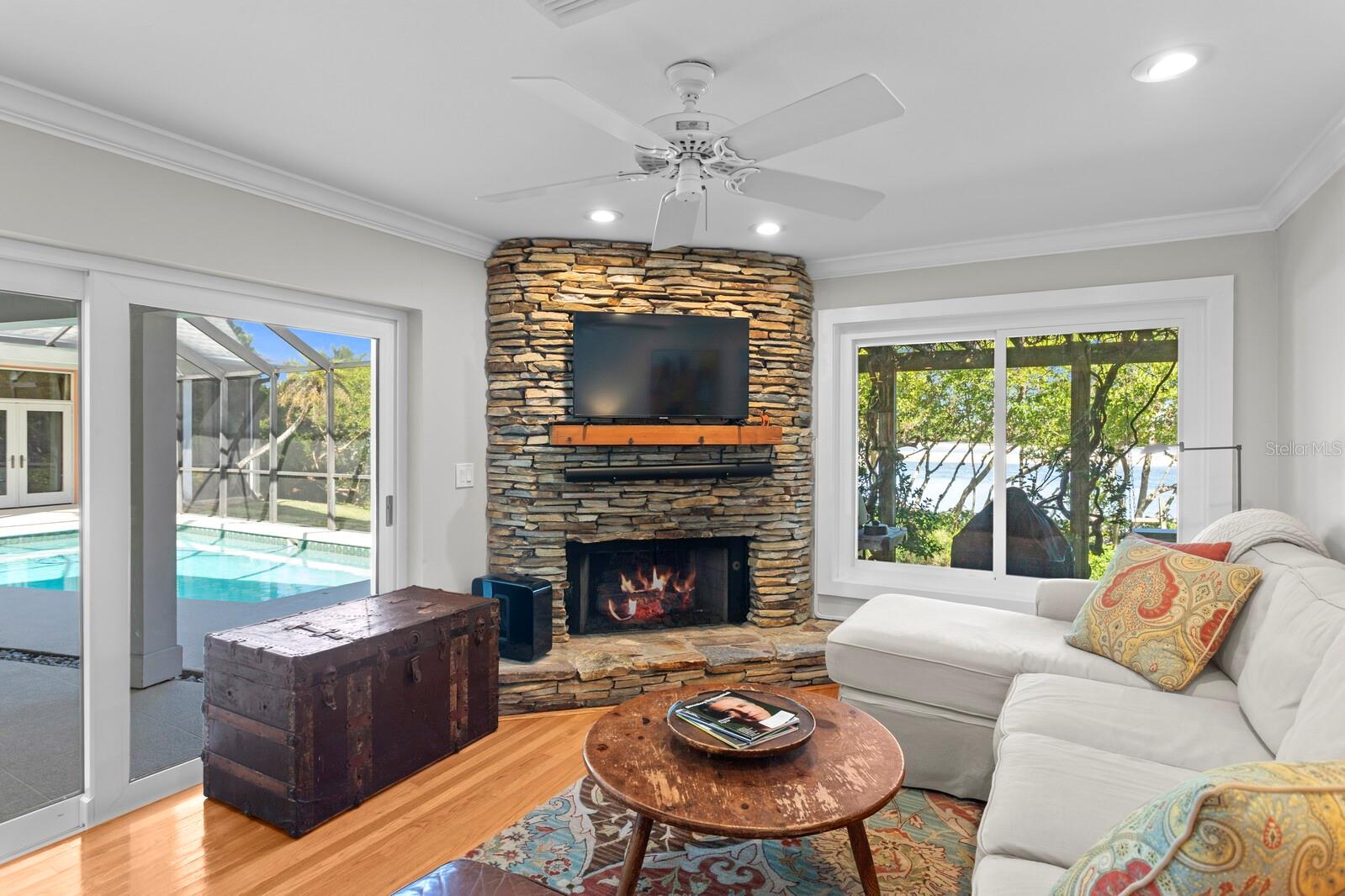 Listing photo id 34 for 1501 75th Circle Ne