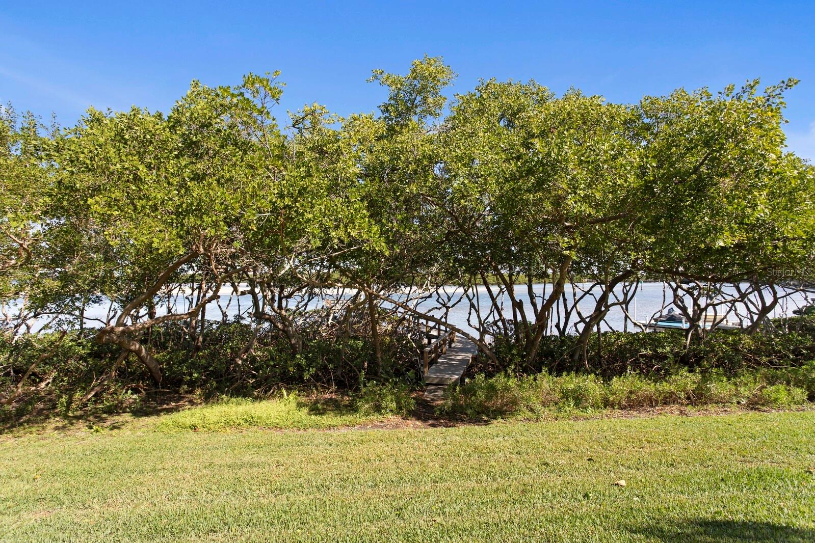 Listing photo id 2 for 1501 75th Circle Ne