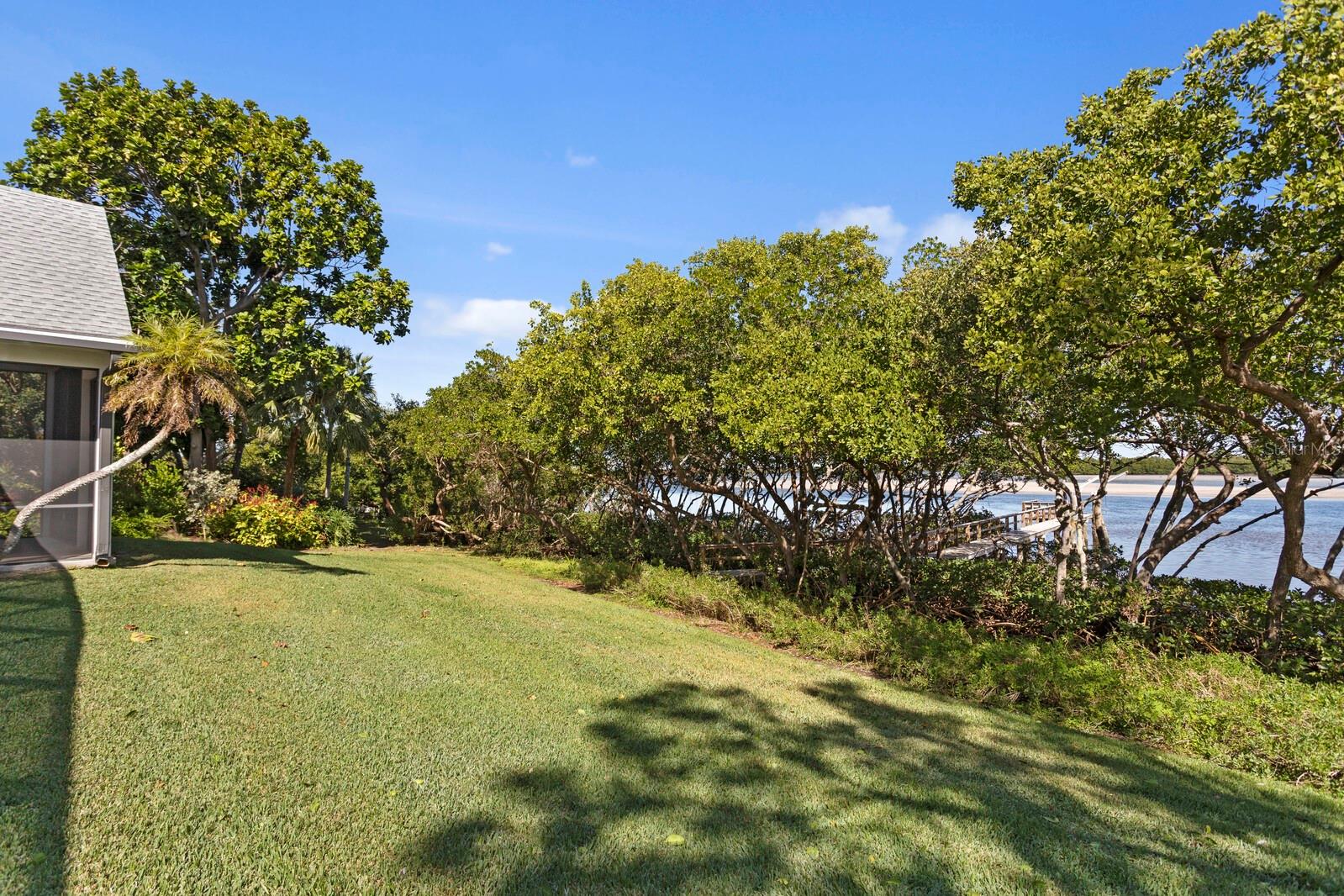 Listing photo id 3 for 1501 75th Circle Ne