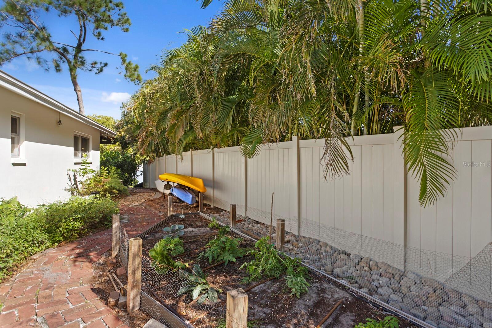 Listing photo id 58 for 1501 75th Circle Ne