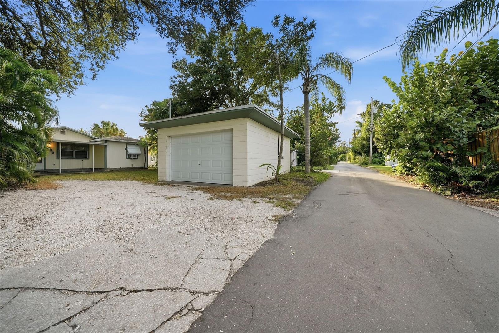 Image 6 of 35 For 533 38th Avenue N