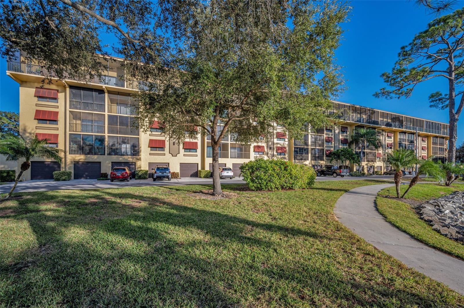 Image 5 of 65 For 5775 Park Street N 211