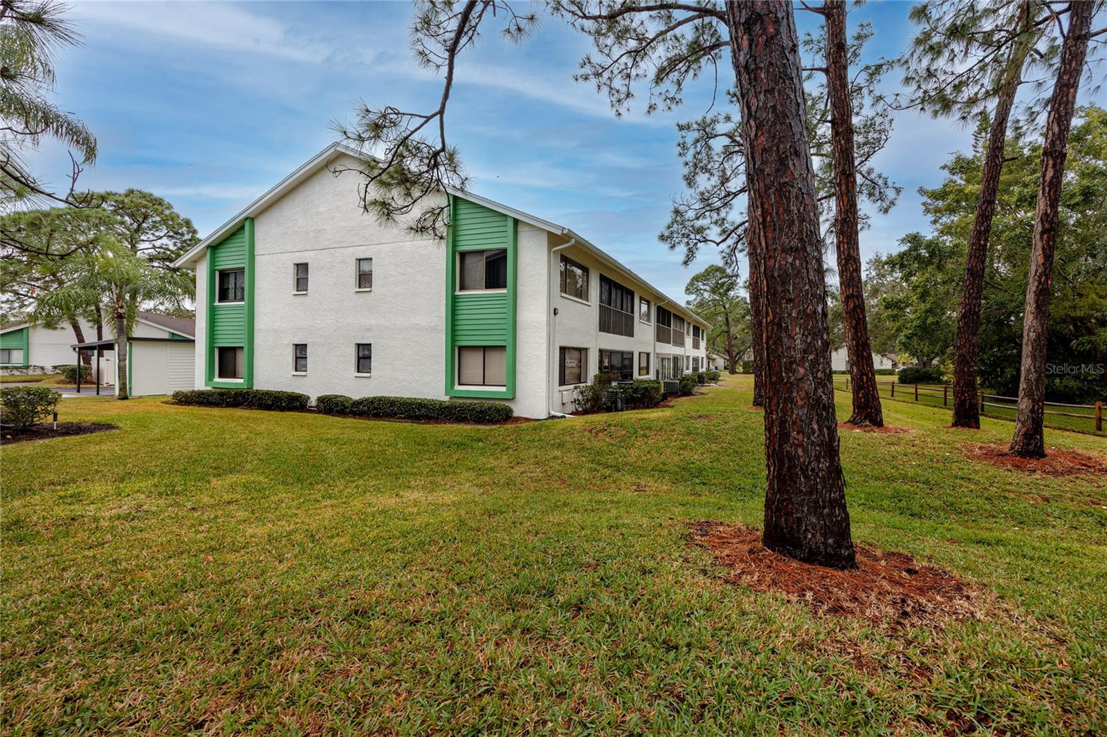 Listing photo id 7 for 2561 Royal Pines Circle 14h