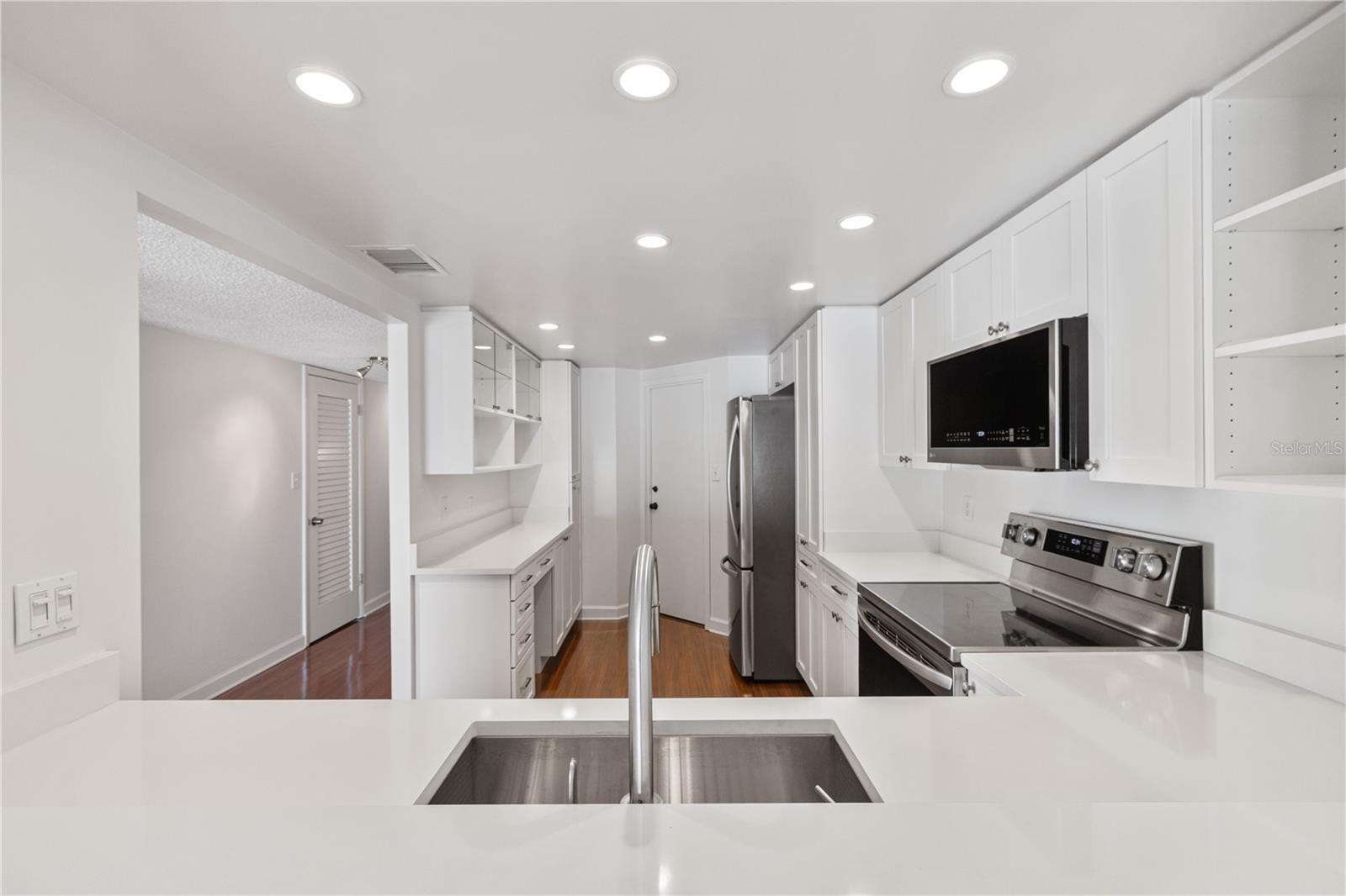 Image 14 of 31 For 2611 Bayshore Boulevard 1201