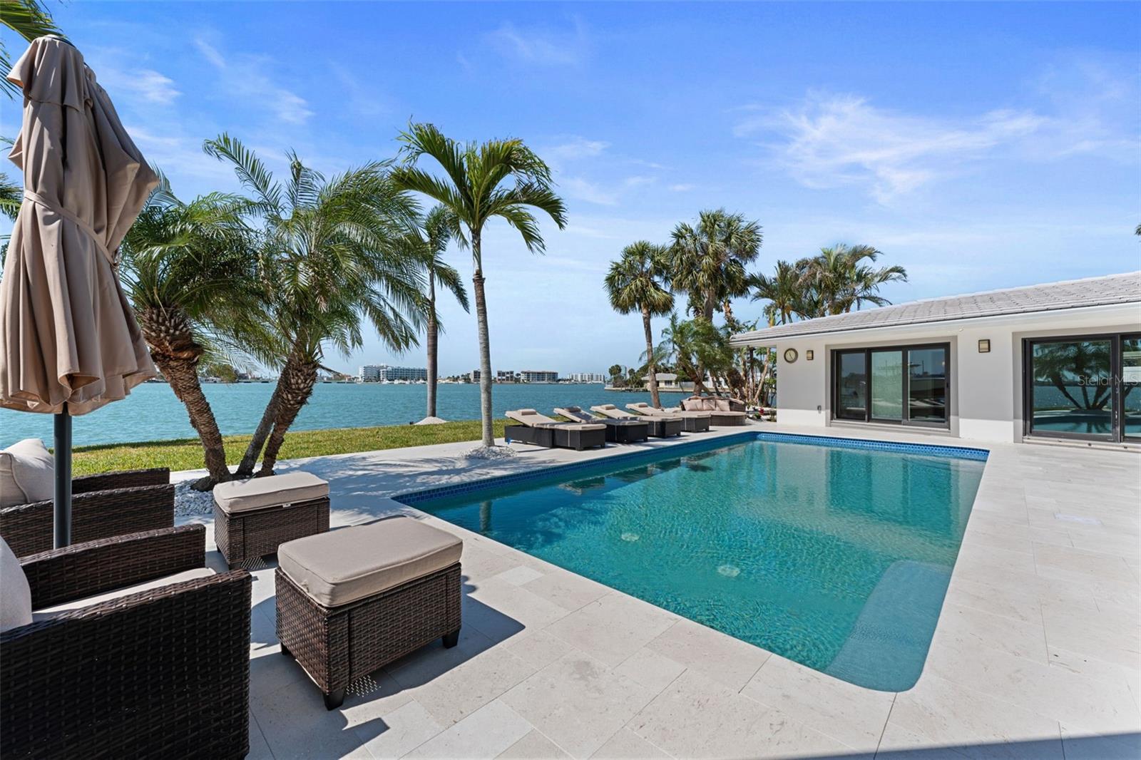 Listing photo id 3 for 11050 7th Street E