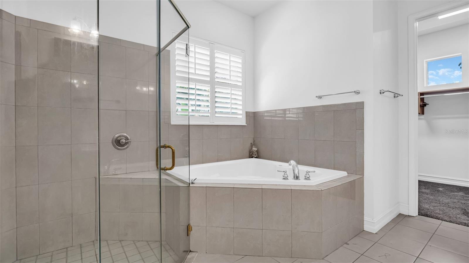 Image 25 of 65 For 1089 Cordova Boulevard Ne