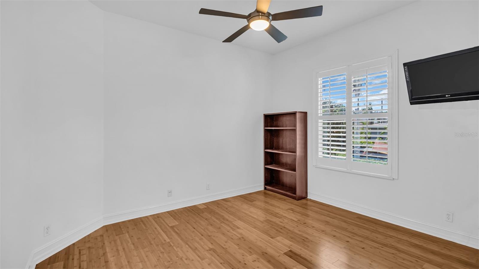 Image 27 of 65 For 1089 Cordova Boulevard Ne